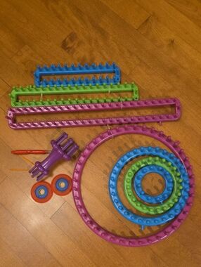 Lot Of 8 Knifty Knitters Looms